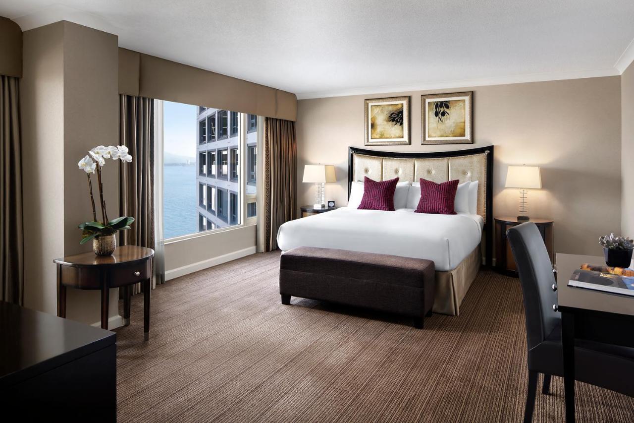 Fairmont Waterfront Hotel 5*