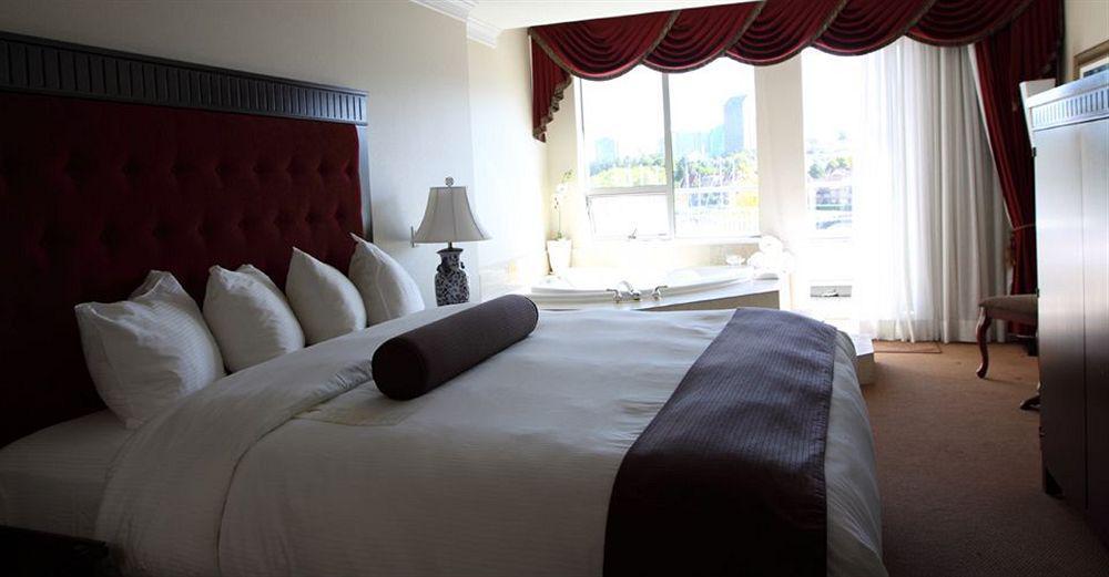 Granville Island 3*
