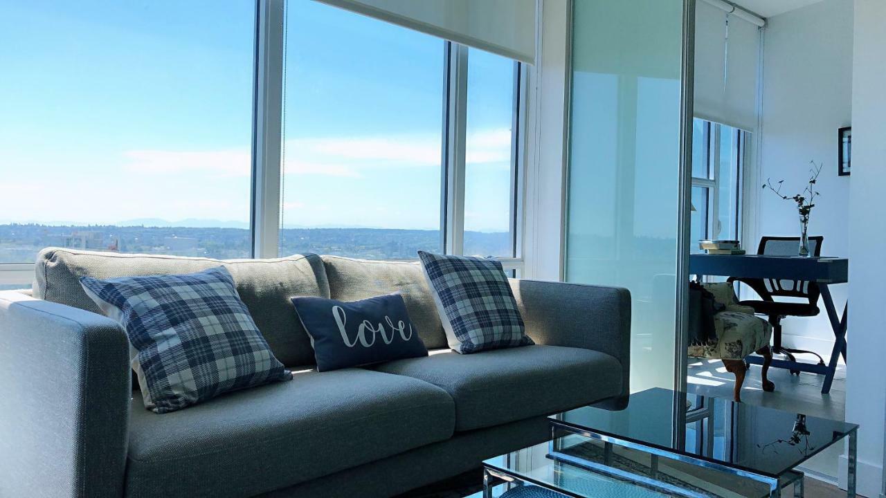 Brand New Seaview High-rise Downtown Apartment