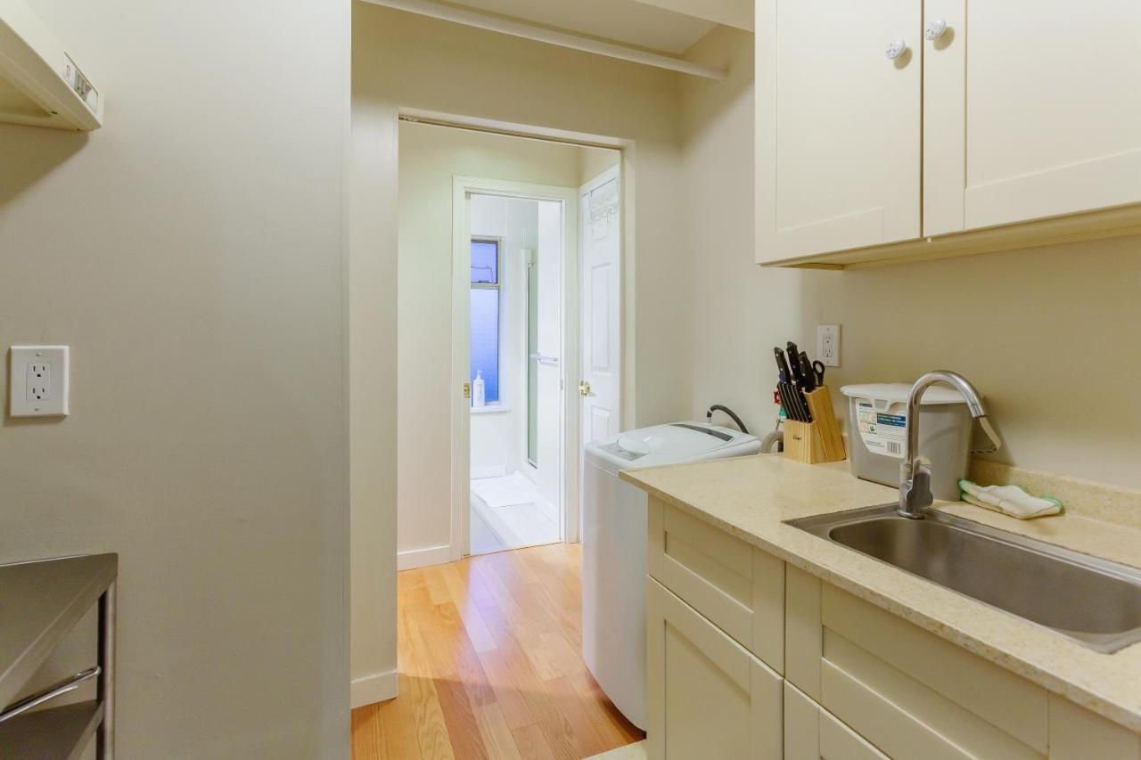 Convenient To Attractions & Close To Airport *