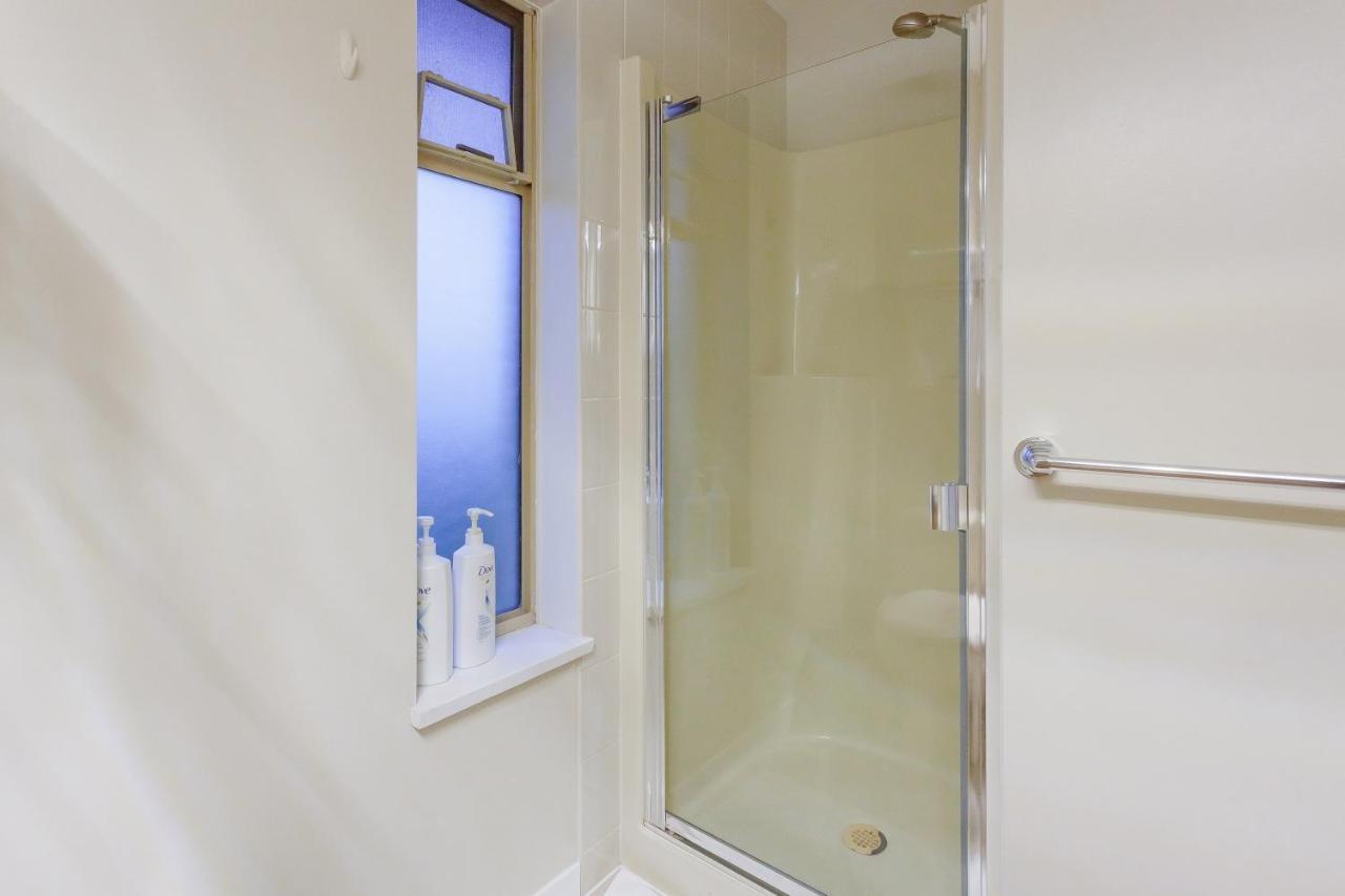 Convenient To Attractions & Close To Airport Guest house