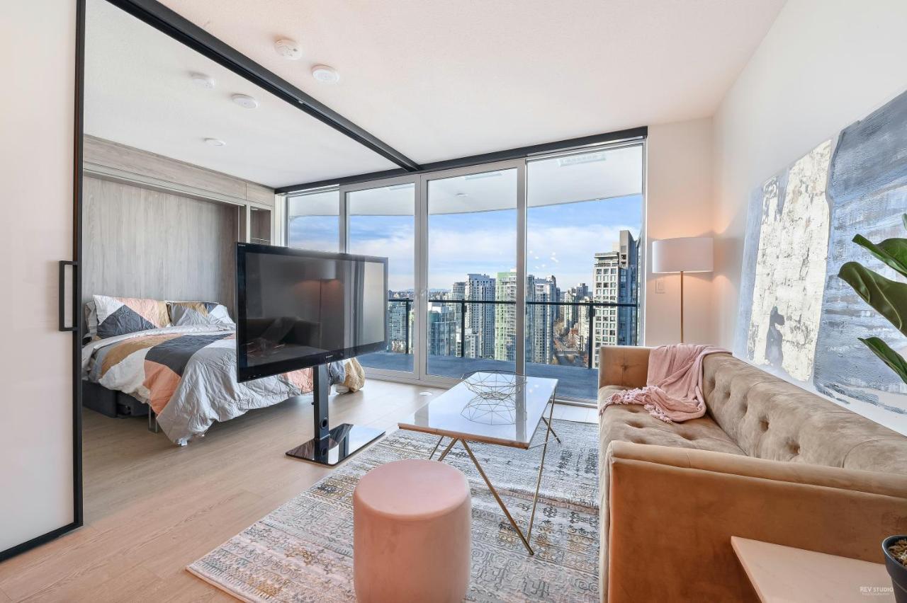 Capricorn Palace Luxury 1bd 1ba Plus Den In Downtown