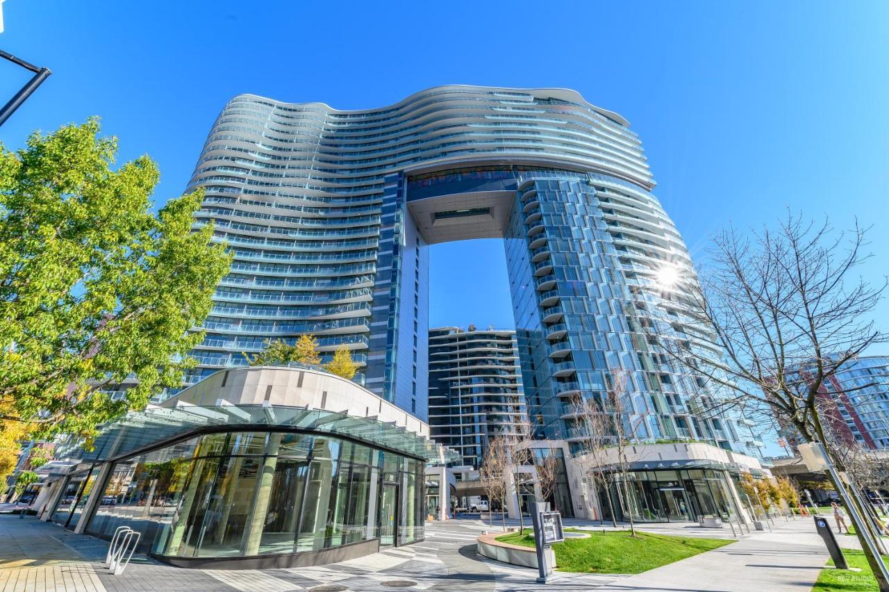 Capricorn Palace Luxury 1bd 1ba Plus Den In Downtown *