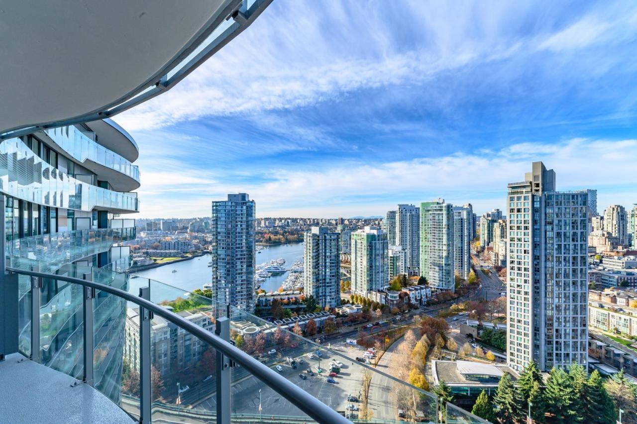 Capricorn Palace Luxury 1bd 1ba Plus Den In Downtown * Vancouver