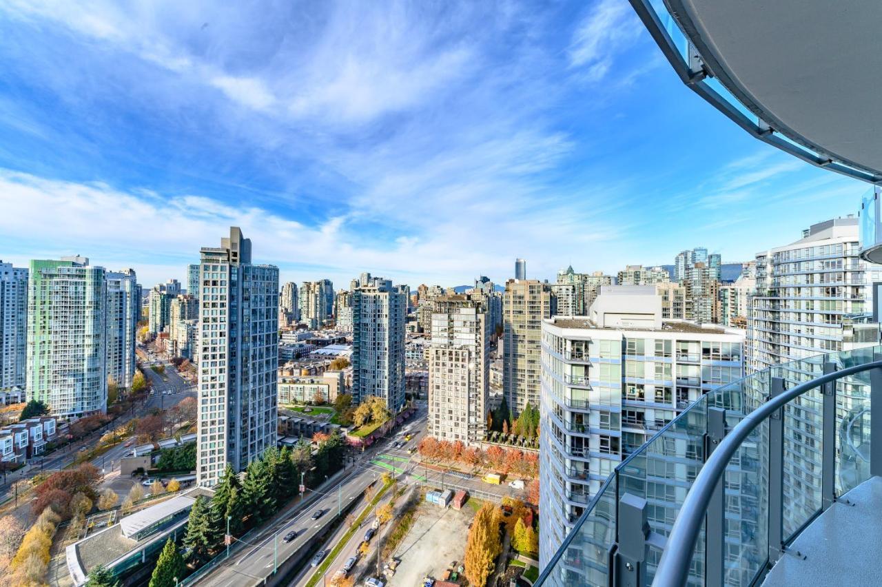 Capricorn Palace Luxury 1bd 1ba Plus Den In Downtown *