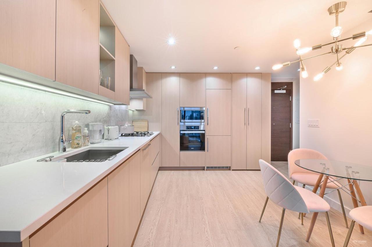 Capricorn Palace Luxury 1bd 1ba Plus Den In Downtown Apartment *