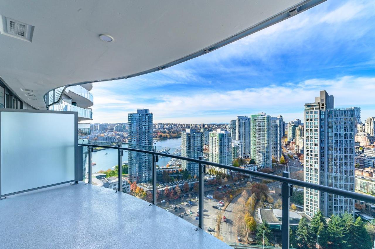 Capricorn Palace Luxury 1bd 1ba Plus Den In Downtown * Vancouver