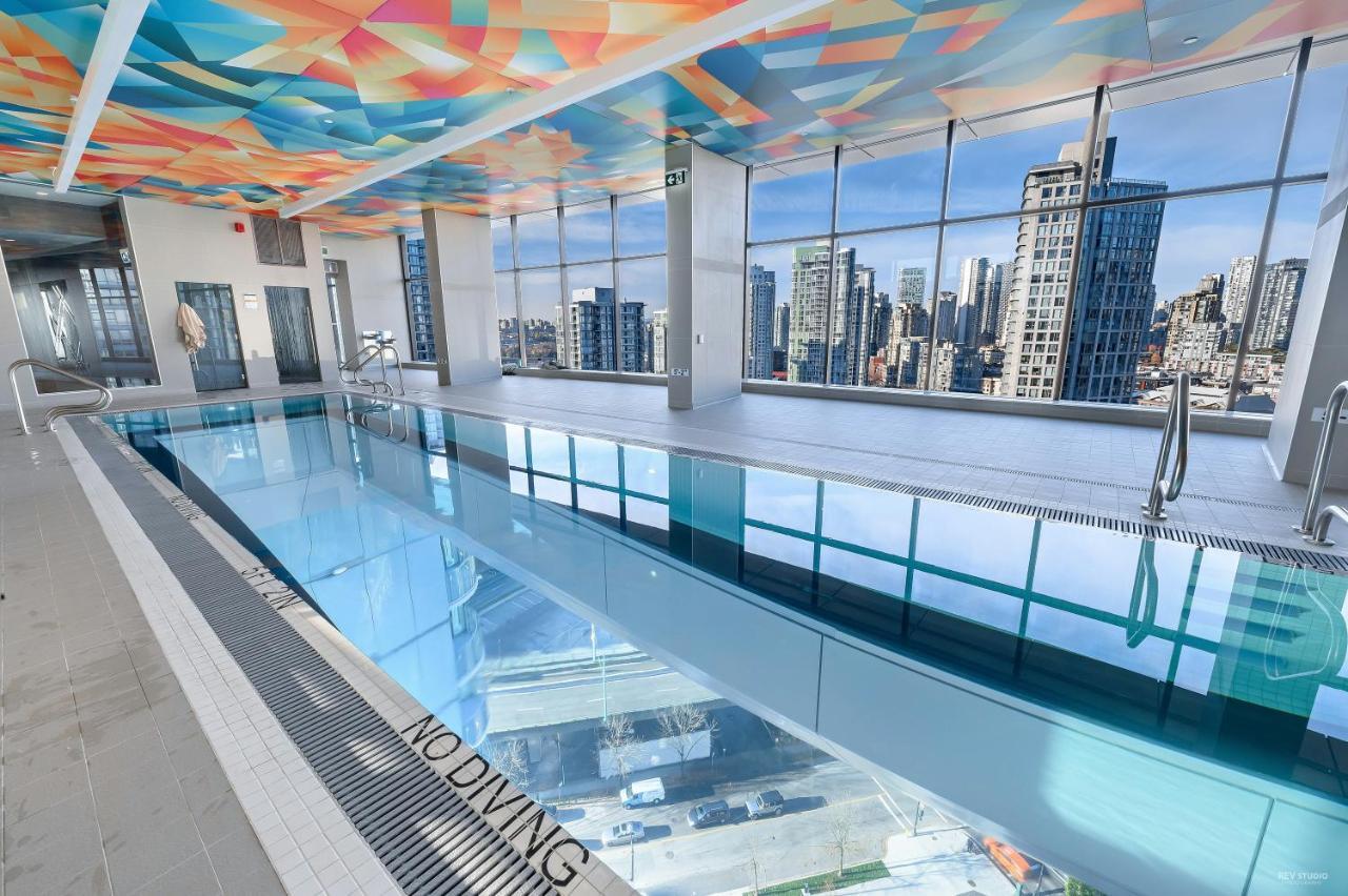 Capricorn Palace Luxury 1bd 1ba Plus Den In Downtown *