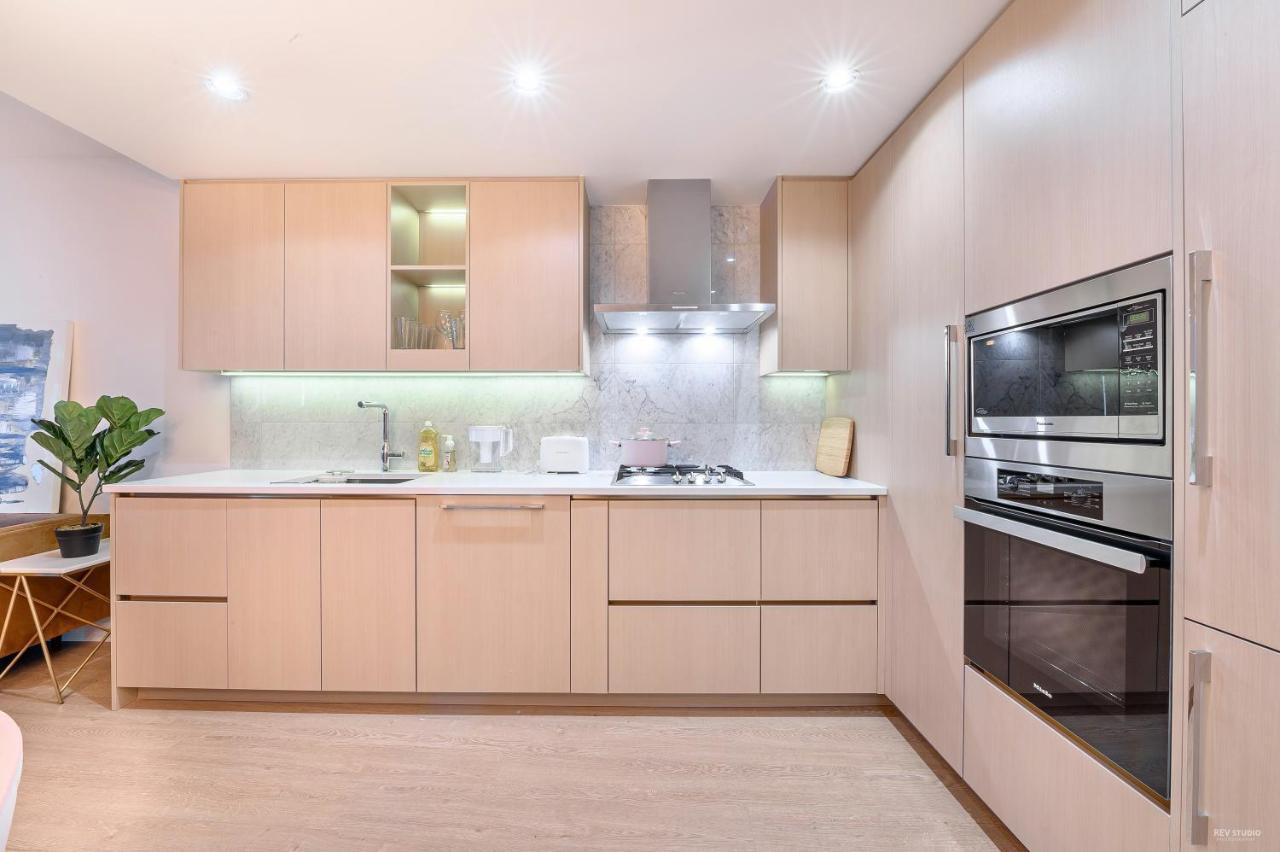 Capricorn Palace Luxury 1bd 1ba Plus Den In Downtown *