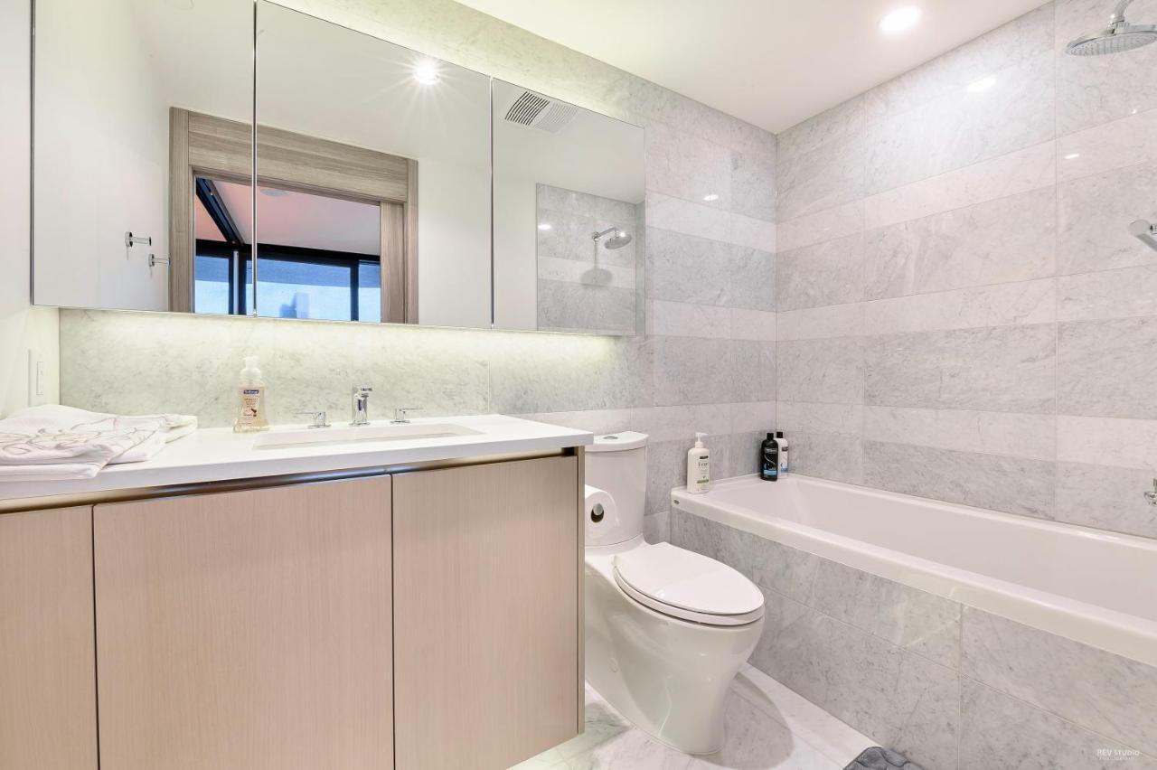 Capricorn Palace Luxury 1bd 1ba Plus Den In Downtown Apartment