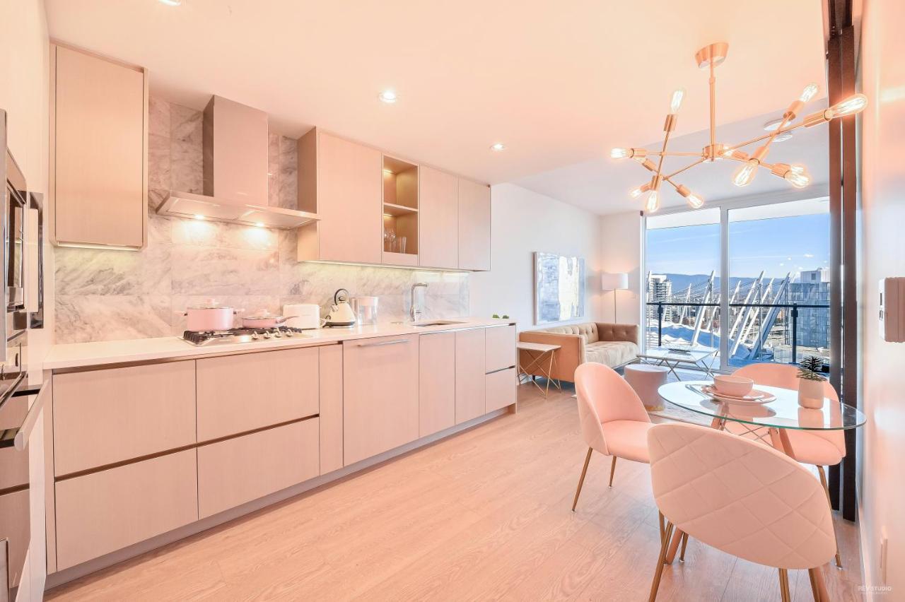 Capricorn Palace Luxury 1bd 1ba Plus Den In Downtown Vancouver