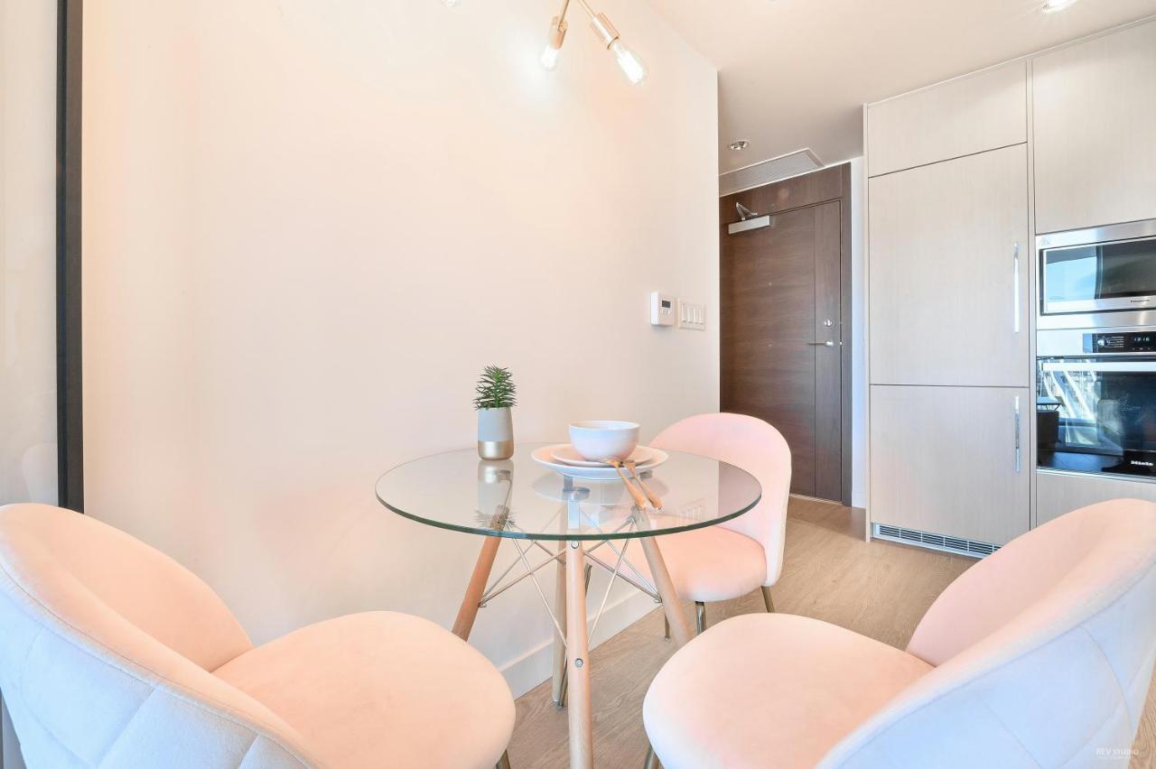 Capricorn Palace Luxury 1bd 1ba Plus Den In Downtown Apartment Vancouver