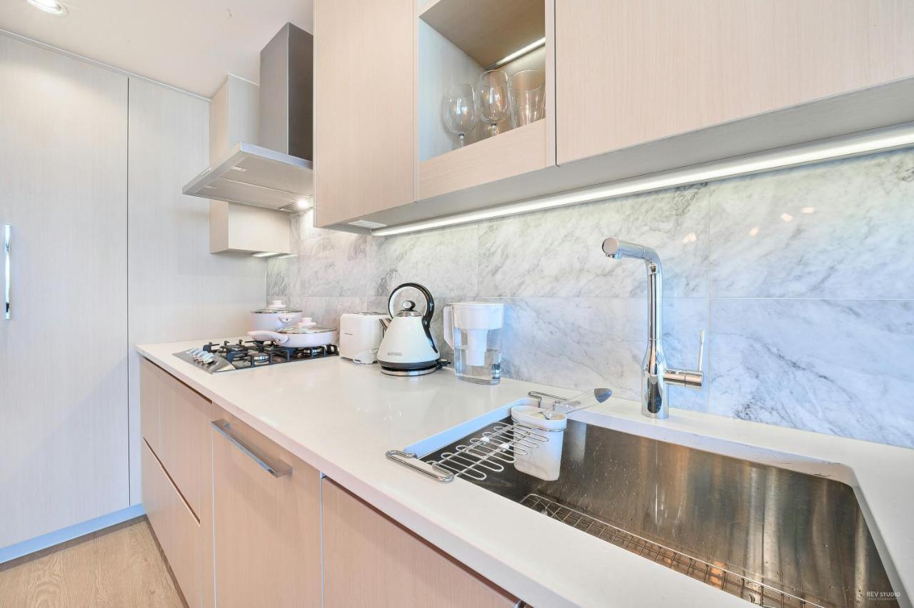 Capricorn Palace Luxury 1bd 1ba Plus Den In Downtown *