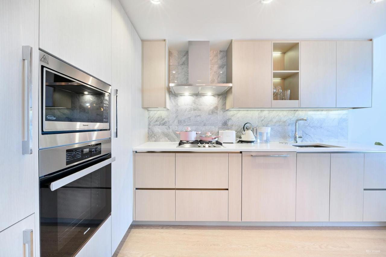Capricorn Palace Luxury 1bd 1ba Plus Den In Downtown Apartment