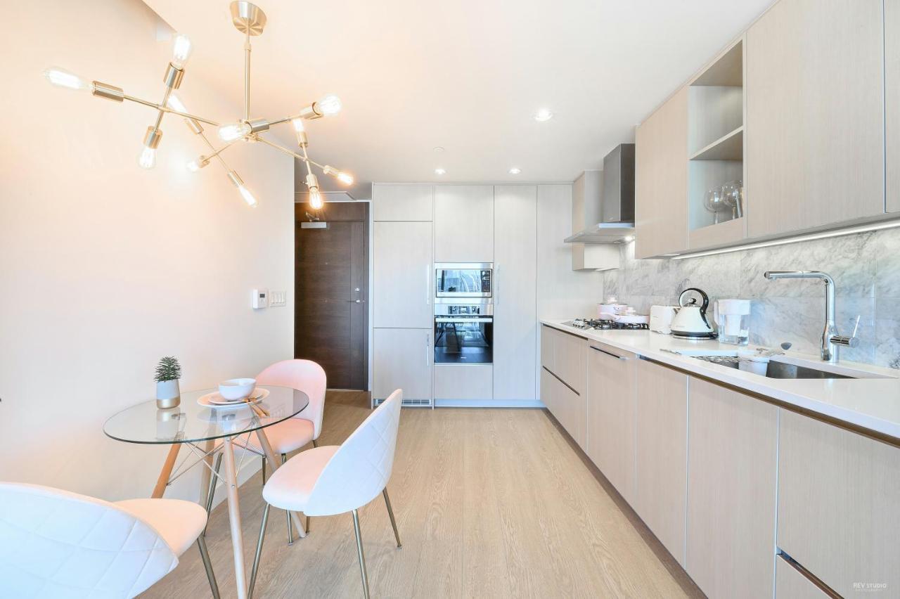 Apartment Capricorn Palace Luxury 1bd 1ba Plus Den In Downtown Vancouver
