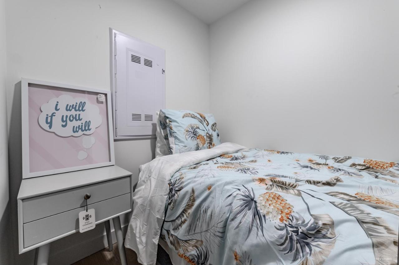 Capricorn Palace Luxury 1bd 1ba Plus Den In Downtown Apartment *