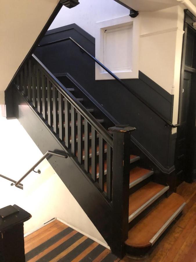 5 Star Location Downtown Core 1035 Granville St 6bed-rooms Unit 16 People Available *