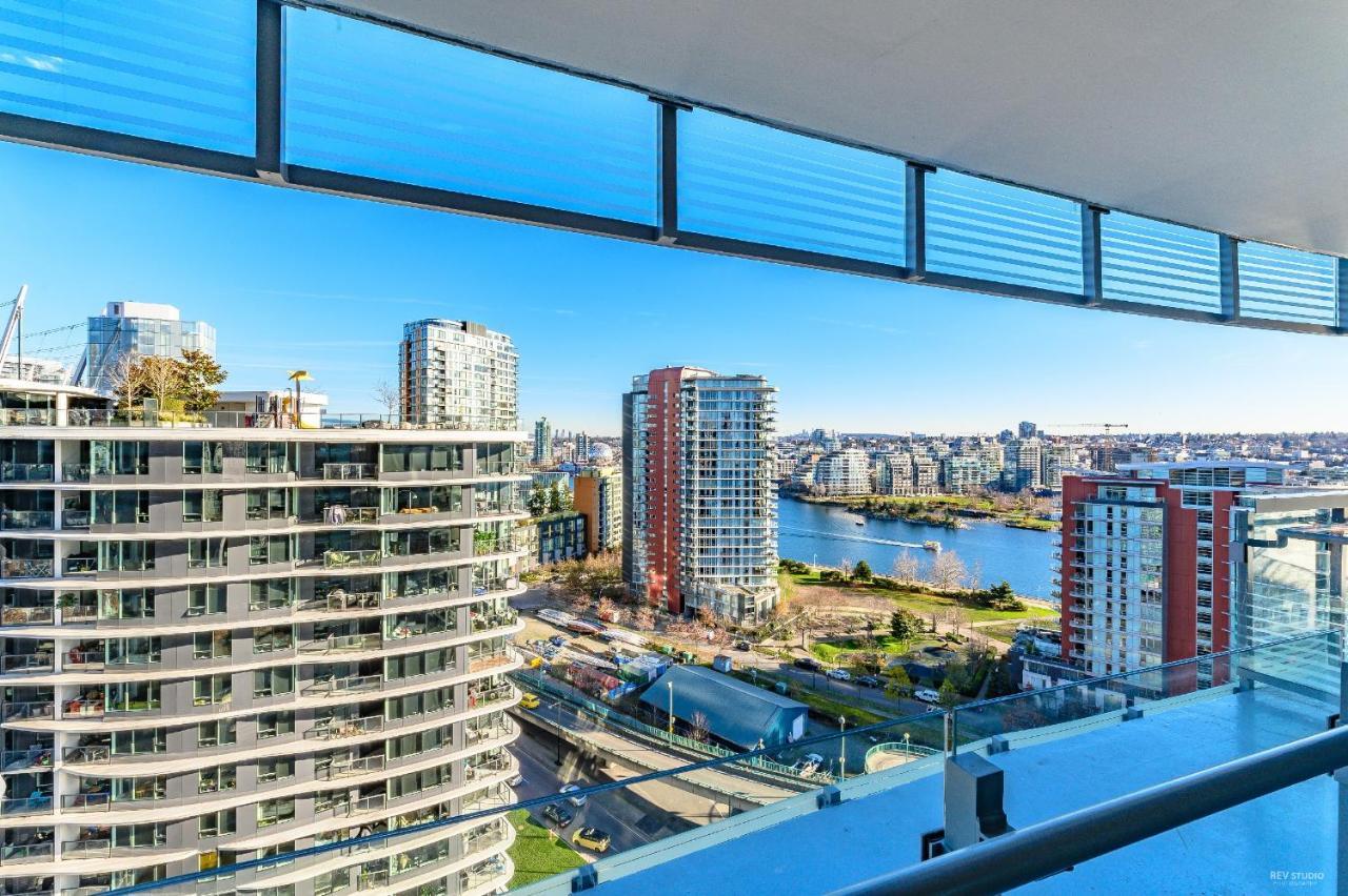 Apartment Capricorn Palace Luxury 1bd 1ba Plus Den In Downtown