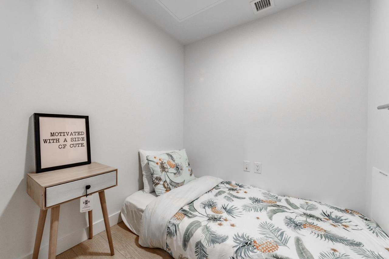 Capricorn Palace Luxury 1bd 1ba Plus Den In Downtown