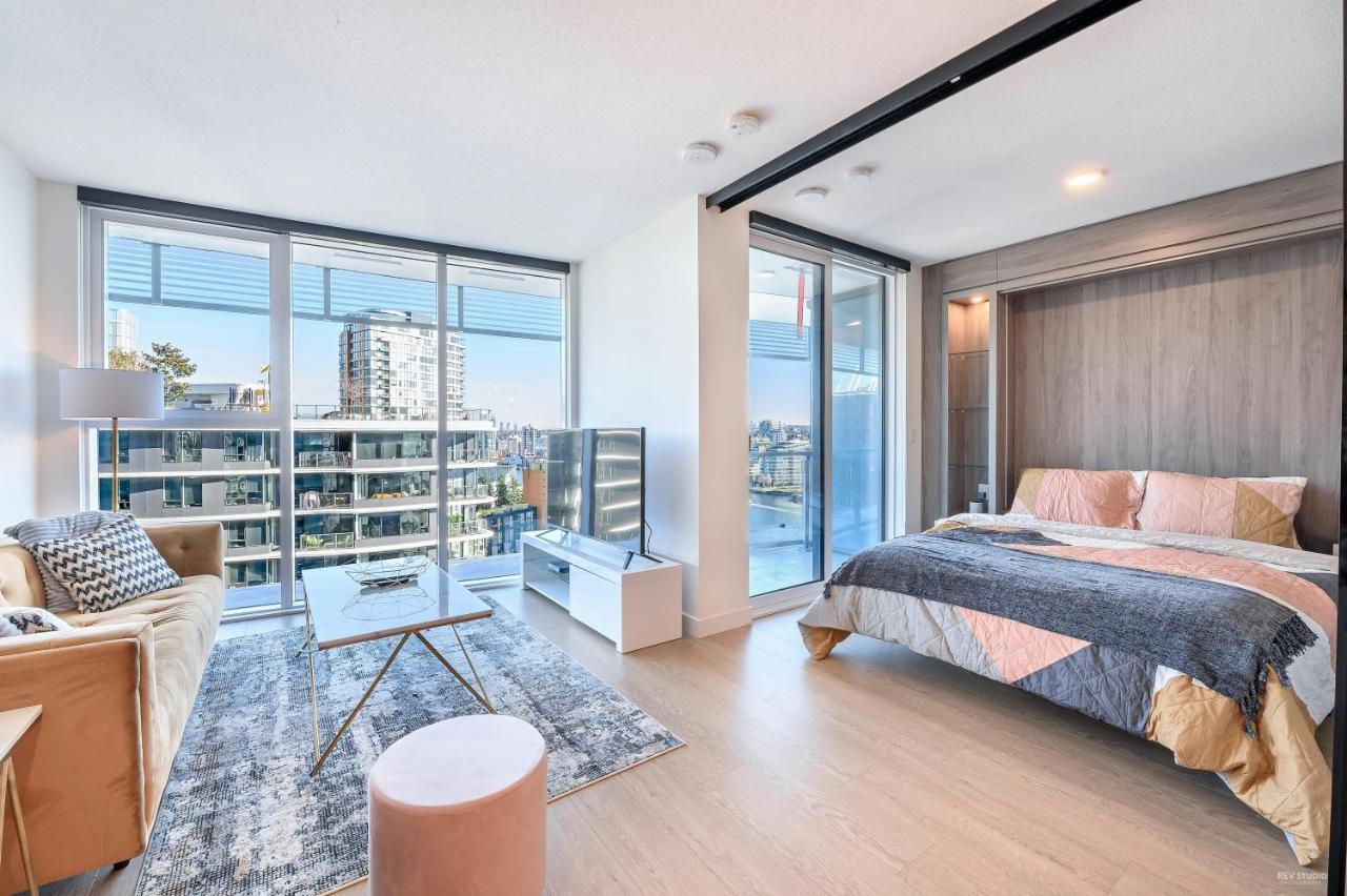 Capricorn Palace Luxury 1bd 1ba Plus Den In Downtown Vancouver