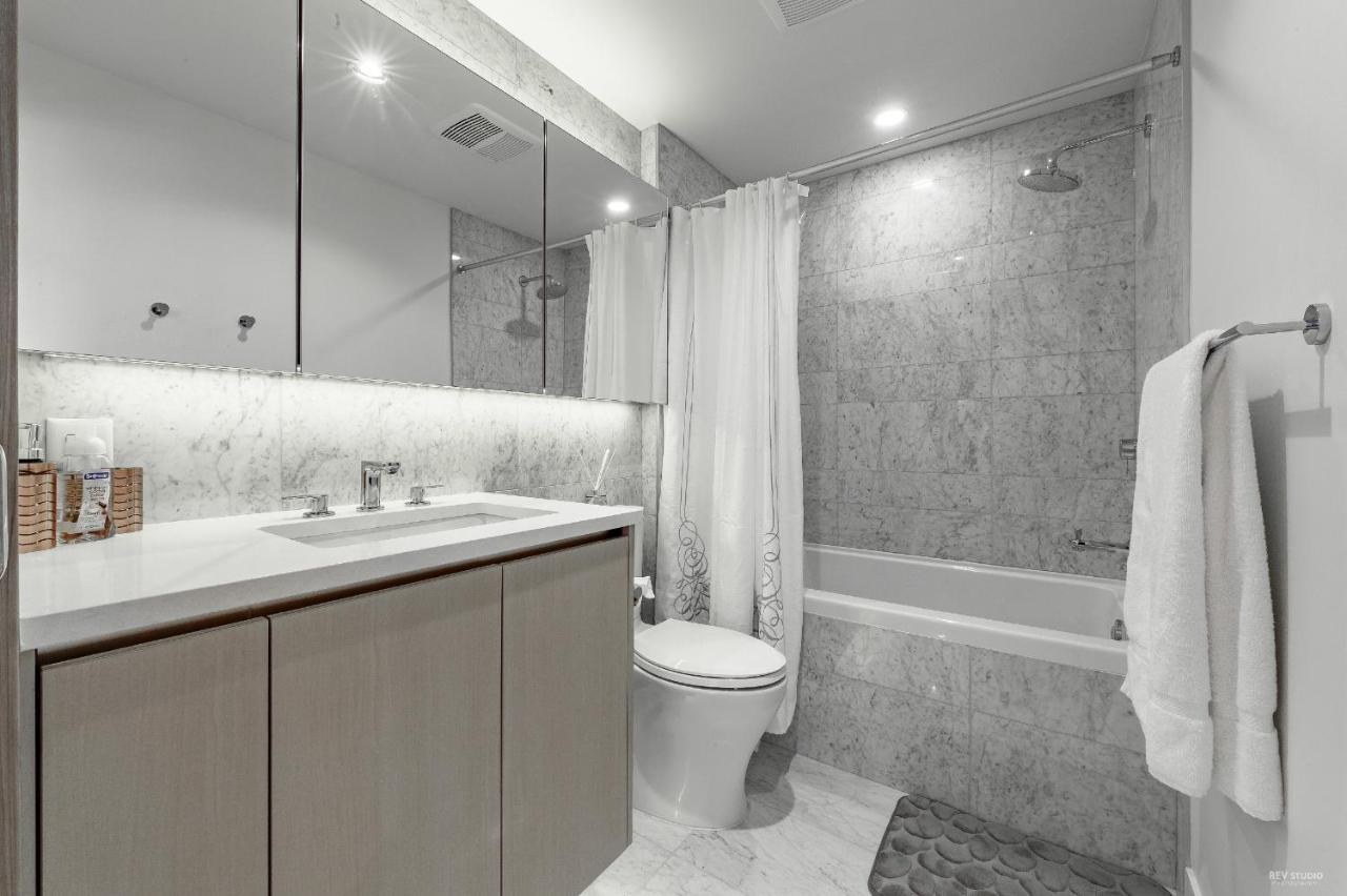 Apartment Capricorn Palace Luxury 1bd 1ba Plus Den In Downtown *