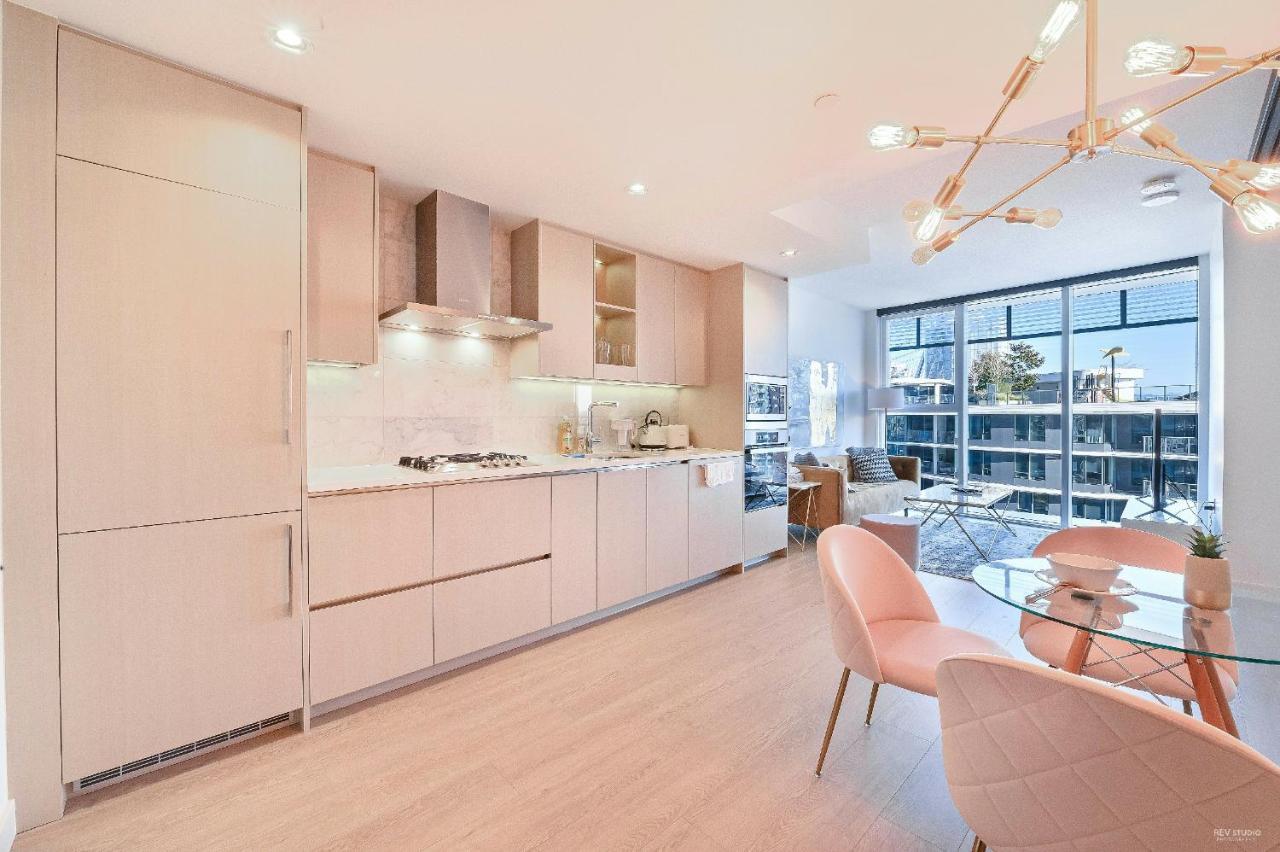 Apartment Capricorn Palace Luxury 1bd 1ba Plus Den In Downtown *