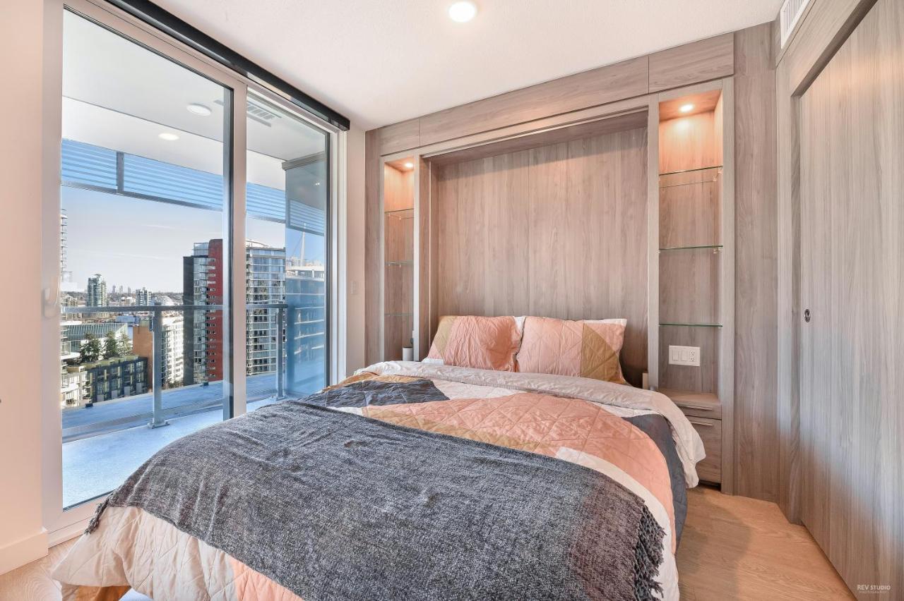 Capricorn Palace Luxury 1bd 1ba Plus Den In Downtown * Vancouver