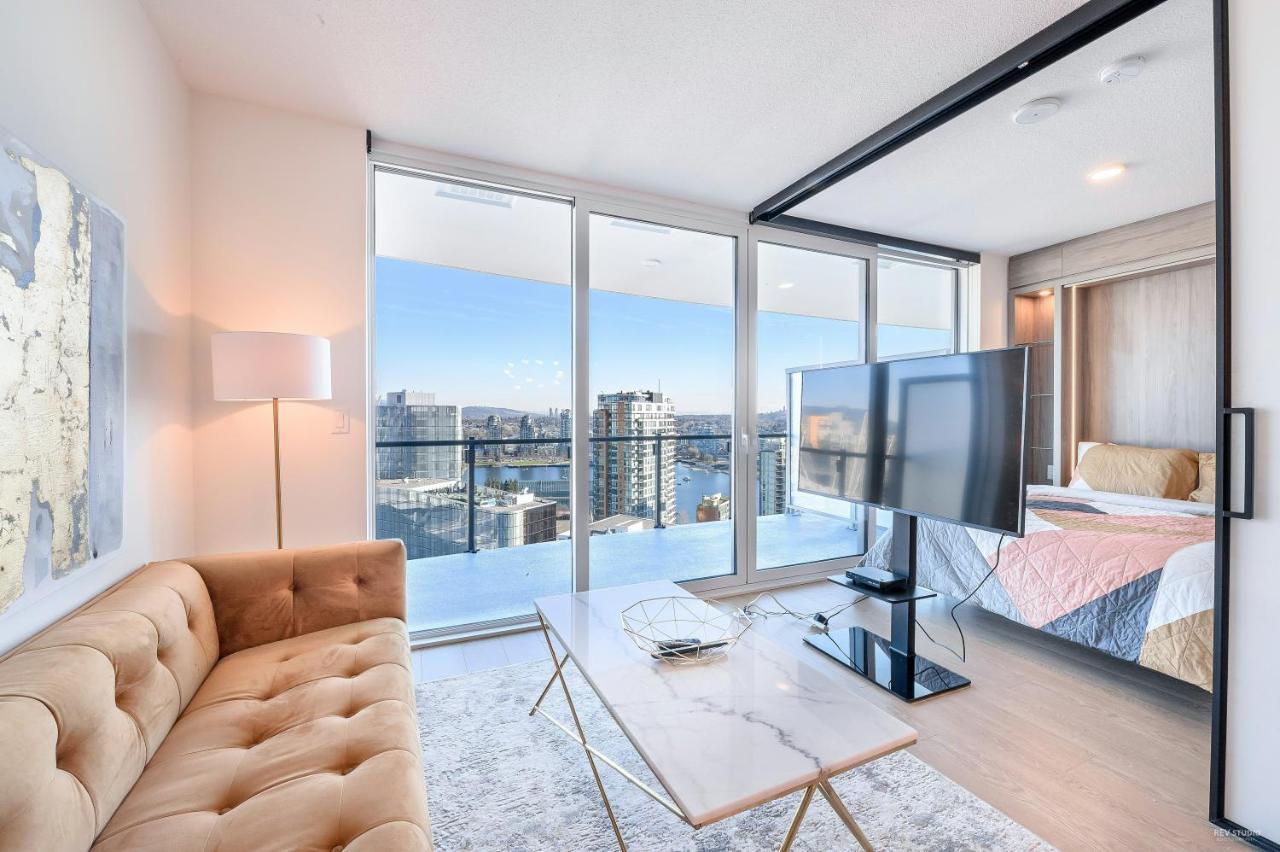 Capricorn Palace Luxury 1bd 1ba Plus Den In Downtown * Vancouver