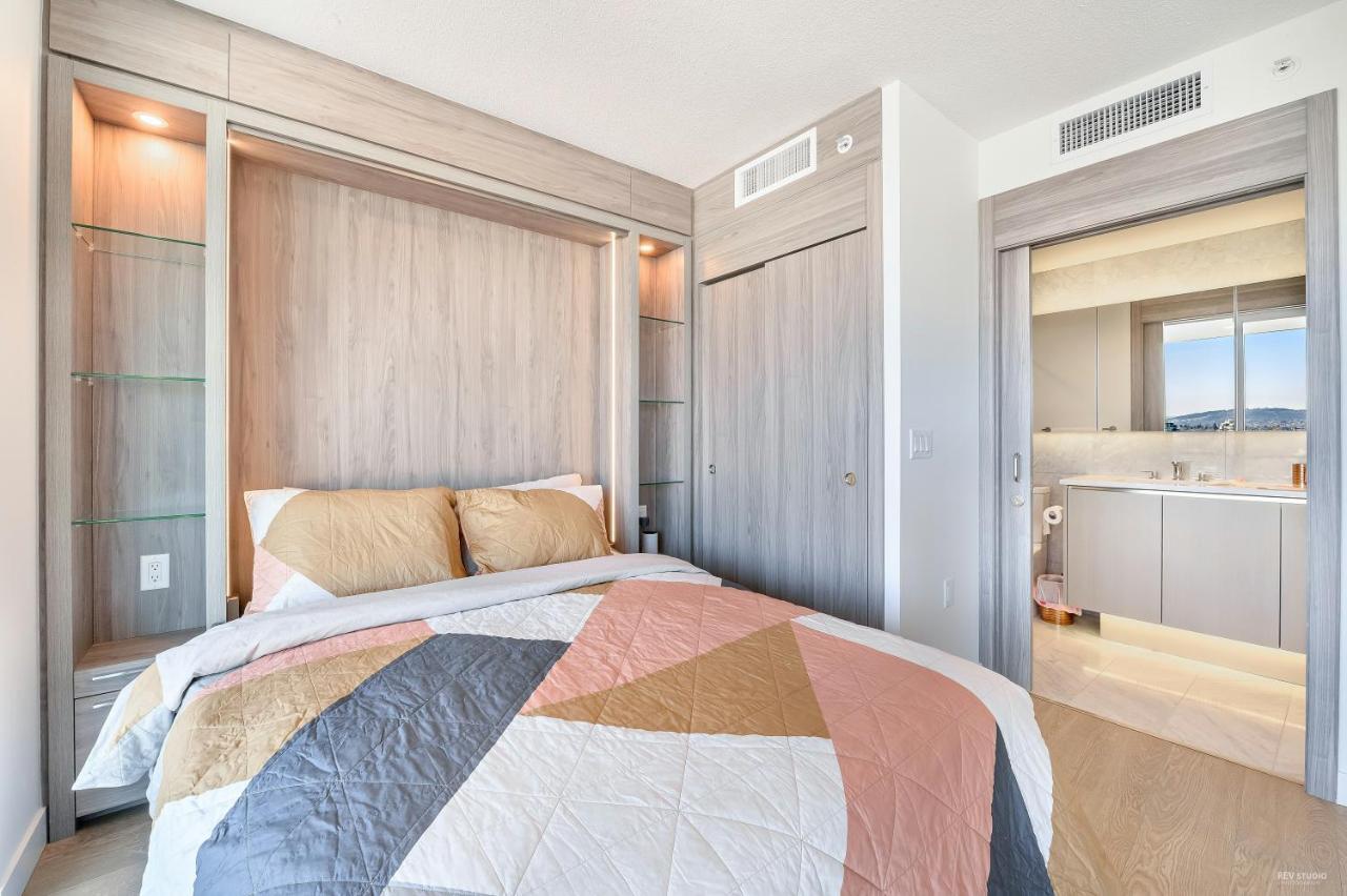 Capricorn Palace Luxury 1bd 1ba Plus Den In Downtown