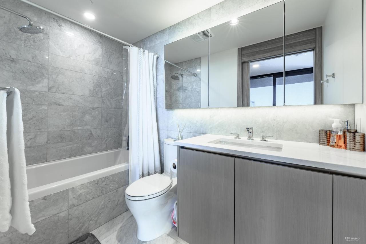 Capricorn Palace Luxury 1bd 1ba Plus Den In Downtown Apartment *