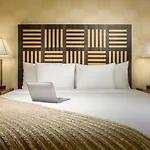 Pinnacle Hotel Harbourfront