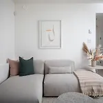 Lovely 2 Bedroom Guest House In East Vancouver