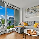 Luxe 2 Bedroom With Panoramic Views Of Vancouver