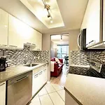 Luxurious 1 Bed 1 Bath In The Heart Of Downtown Vancouver