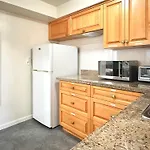 2Br 1Ba Garden View Guest Suite - King-Size Bed - Free Parking
