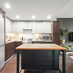 Serene And Chic Townhome By Dt With Free Parking