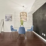 Serene And Chic Townhome By Dt With Free Parking