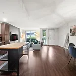 Serene And Chic Townhome By Dt With Free Parking