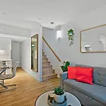 Elegant & Cozy Two-Bedroom Duplex In The Heart Of Yaletown