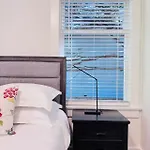 Deluxe Queen Bedroom With Bathroom In Vancouver West
