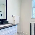 Deluxe Queen Bedroom With Bathroom In Vancouver West