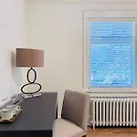 Deluxe Queen Bedroom With Bathroom In Vancouver West