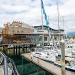 Bright And Spacious 2 Bedroom On Coal Harbors Waterfront