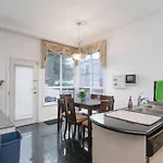 Private Room With Shared Washroom In Homestay