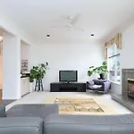 Private Room With Shared Washroom In Homestay