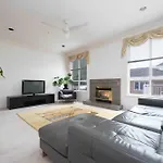 Private Room With Shared Washroom In Homestay