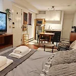 Cozy Commercial Oasis - Private Entrance Studio