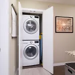 Modern Downtown Apartment With Pool Jacuzzi & Sauna