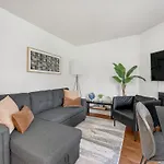 Stylish & Comfy Apartment In A Prime Location