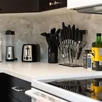 Stylish & Comfy Apartment In A Prime Location